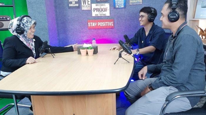 Peserta workshop jurnalistik PLN mencoba podcast di Studio Digital Activity saat media visit ke Kantor Tribun Kaltim di Jl Indrakila Balikpapan.