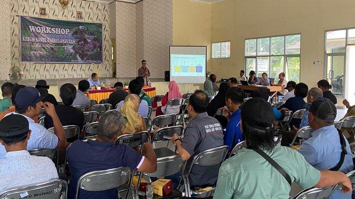 Workshop untuk para petani kelapa sawit di Muara Wahau, Kutai Timur, Kaltim