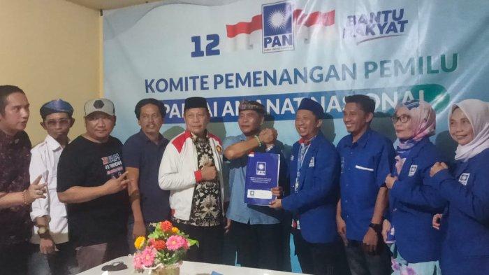 PILKADA KALTARA 2024 - Zainal A Paliwang, saat melakukan pengembalian formulir di kantor DPD Demokrat, Jalan Duku Tanjung Selor, Kabupaten Bulungan, Provinsi Kalimantan Utara. 