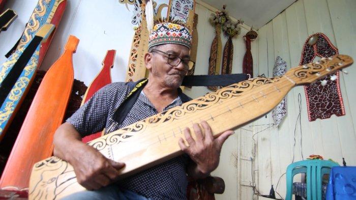 ALAT MUSIK SAPEQ - Ilustrasi bentuk wujud alat musik Sapeq.