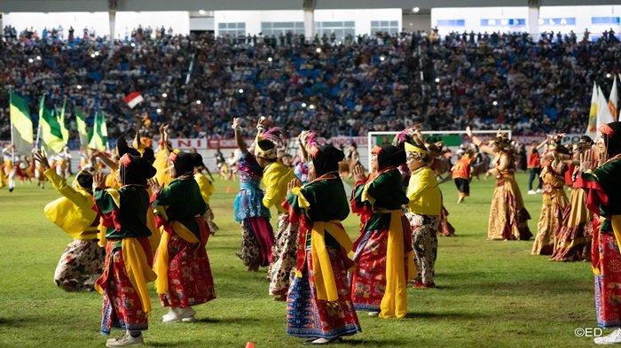 Semarak kegiatan tarian kolosal ragam suku bangsa Indonesia di acara puncak Haornas 2022 di Stadion Batakan, Kota Balikpapan, Kalimantan Timur pada Jumat 9 September 2022 malam.