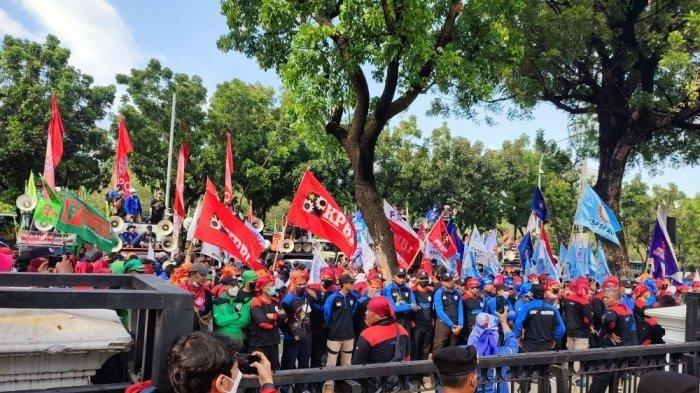 Aksi unjukrasa buruh di Kantor Gubernur DKI Jakarta Anies Baswedan menuntuk kenaikan UMP DKI 2022