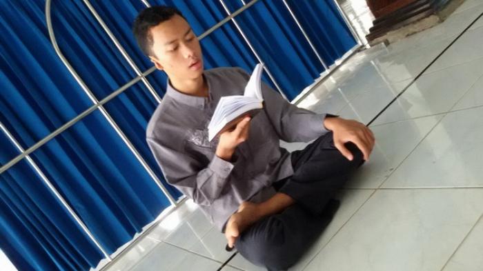 Amroz Abdillah, pemuda asal Kabupaten Kutai Timur, yang mampu menghafal Al-Quran dalam setahun. 
