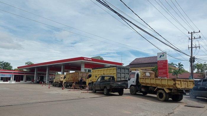 Antrean panjang kendaraan truk di salah satu kawasan SPBU di Kecamatan Tenggarong, Kabupaten Kutai Kartanegara. TRIBUNKALTIM.CO/MIFTAH AULIA ANGGRAINI