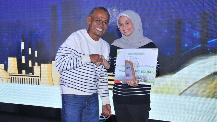 CEO Kalla Aspal, Disa Rizky Novianty menerima penghargaan Best Agent Terminal Asphalt dalam Gala Dinner and Awarding Night Petrochemical Business Review 2024 dari Pertamina Patra Niaga di Hotel Intercontinental Bandung.