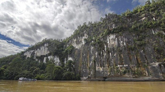 BATU DINDING - Inilah Batu Dinding yang menjadi salah satu daya tarik wisata di Mahakam Ulu. Berlokasi di Kampung Long Melaham, Kecamatan Long Bagun. Pemkab akan membenahi infrastrukturnya agar wisatawan mudah singgah menikmati keindahan panoramaya.