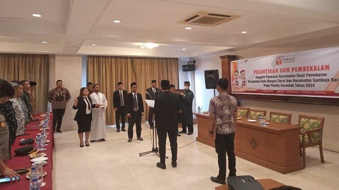 Bawaslu Kutai Kartanegara telah melantik dan mengambil sumpah pada Anggota Panwaslu Kecamatan se-Kabupaten Kutai Kartanegara. (HO)