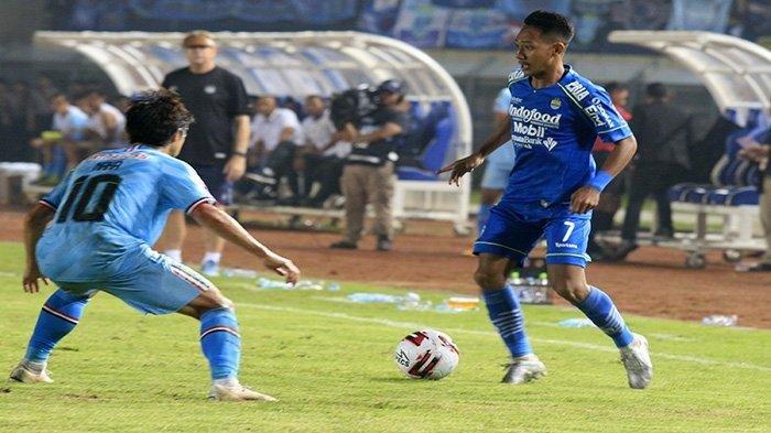 PROFIL BECKHAM PUTRA - Pemain Persib Bandung Beckham Putra Nugraha berduel dengan pemain Persela Lamongan, di Stadion Si Jalak Harupat, Bandung, Minggu (1/3/2020). 