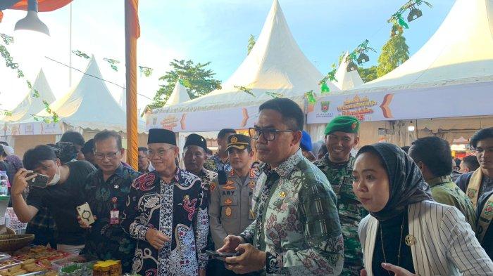 Wali Kota Samarinda, Andi Harun, membuka secara simbolis wisata belanja ramadhan di Lapangan GOR Segiri, Jalan Kesuma Bangsa Samarinda, Kalimantan Timur pada Jumat (24/3/2023).
