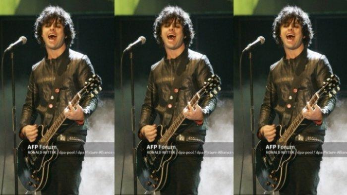 Billie Joe Armstrong, lead singer Green Day saat membawakan lagu Wake Me Up When September Ends di sebuah acara TV Jerman tahun 2005 lalu.