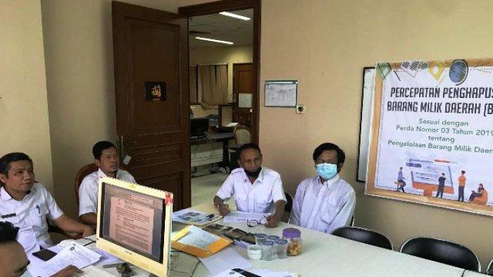 Ilustrasi - Kepala Sub Bidang Penghapusan dan Pemindahtanganan Aset BPKAD Kukar, Toni Bowo Satoto, saat menunjukkan cara kerja Klipeng BMD, guna membantu perangkat daerah menyelesaikan permasalahan aset dalam kondisi rusak berat yang menjadi beban neraca pada Laporan Keuangan Pemerintah Daerah (LKPD).