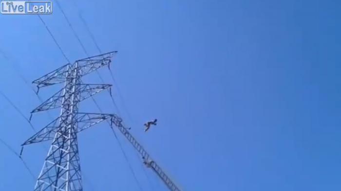 Bunuh diri meloncat dari tower listrik