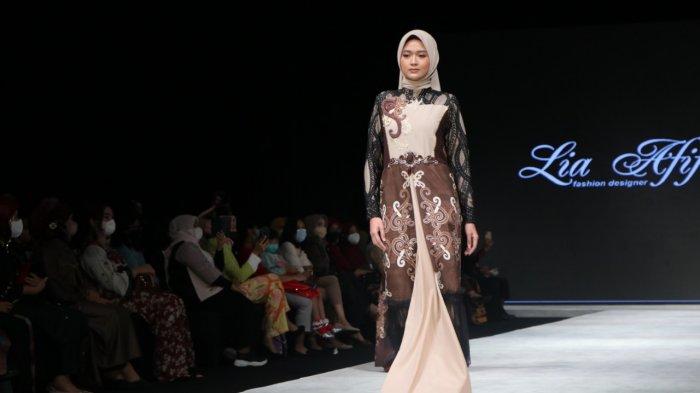 Batik Wakaroros asal Kutai Timur rancangan kolaborasi Tirah Satriani Bulang dan Lia Afif di ajang Indonesia Fashion Week 2022. 