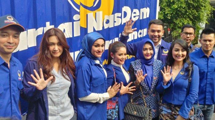 HASIL CALEG ARTIS - Caleg artis dari Partai Nasdem mendaftar ke KPU, Senin (16/7/2018).
