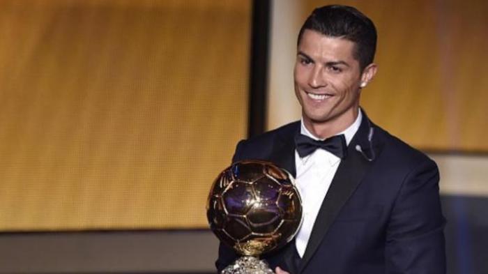 Pemain Real Madrid, Cristiano Ronaldo, meraih penghargaan FIFA Ballon d'Or 2014 yang berlangsung di Zurich, Swiss, Senin (12/1/2015).