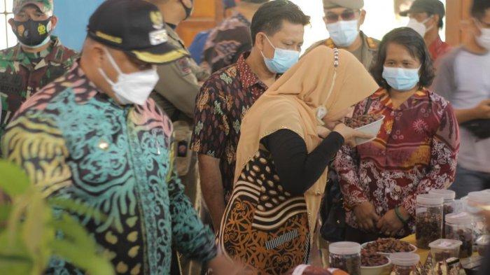 Bupati Berau, Sri Juniarsih dalam agenda Hari Lapang Petani Kakao di Kampung Merasa, Kecamatan Kelay, Kabupaten Berau, Kalimantan Timur pada Kamis (10/6/2021). 