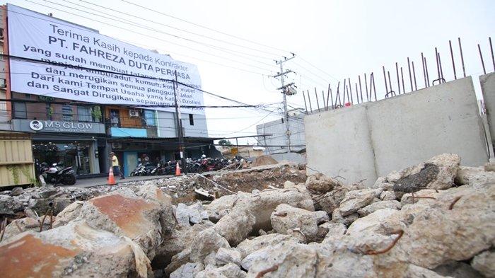 Ilustrasi Pemilik Usaha MS Glow Balikpapan; Nanda Adi Surya, membentangkan spanduk sebab, merasa kecewa, lantaran terdapat kegiatan pembongkaran oleh Kontraktor PT Fahreza Duta Perkasa dengan tanpa izin. Spanduk berukuran 17x7 meter ini dibentang tepat diatas Ruko MS Glow di Jalan MT Haryono Kota Balikpapan, Kalimantan Timur. 