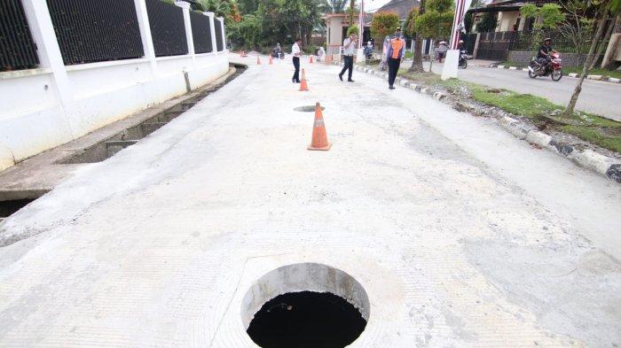 Jalan yang berlubang yakni pengadaan manhole cover dari proyek Daerah Aliran Sungai (DAS) Ampal, Kota Balikpapan, Kalimantan Timur, Selasa (28/3/2023). 