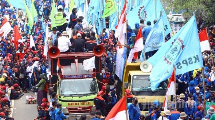 Ribuan Massa buruh yang tergabung dalam Konfederasi Serikat Pekerja Indonesia (KSPI) dan 32 federasi buruh menggelar demonstrasi di sekitar Patung Arjuna Wijaya, Jakarta, Senin (2/11/2020). 