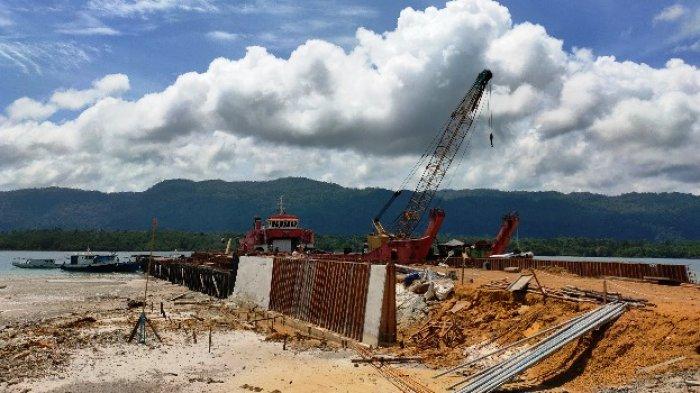 Pengerjaan Dermaga Teluk Sulaiman Berau telah mencapai 69 persen. Dermaga Teluk Sulaiman nantinya akan menjadi dermaga besar yang melayani aktivitas bongkar muat antar pulau.