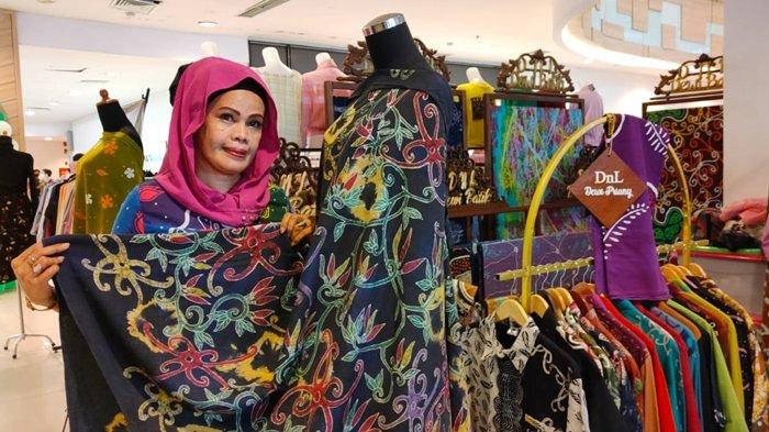 pengrajin batik sedang menjual hasil karyanya di acara