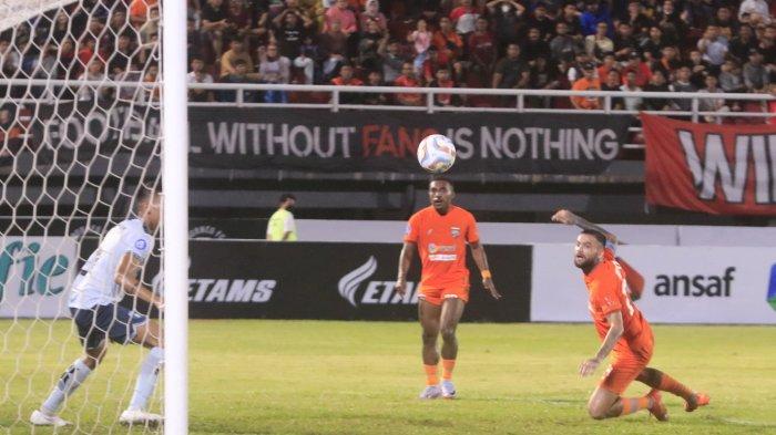 GOL-Bek Borneo FC Samarinda Diego Mitchels menyundul bola masuk ke gawang luput dari penjaga gawang Persita, Arditya Harlan, pada pertandingan Liga 1 di Stadion Segiri Samarinda Kalimantan Timur, Jumat (25/8/2023).Borneo FC berhasilmengalahkan Persita 2-1.TribunKaltim.co/Nevrianto Hardi Prasetyo.