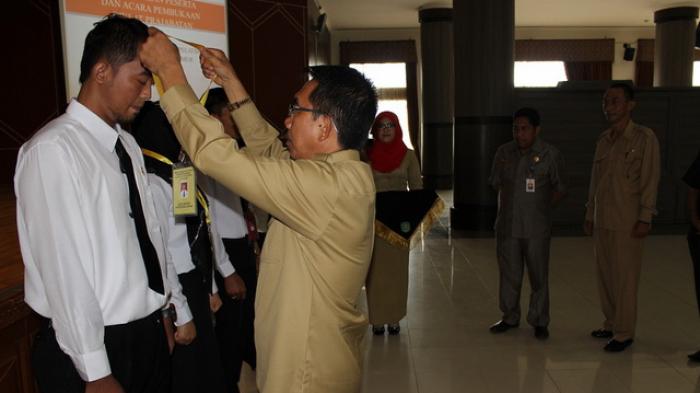 JADWAL CPNS 2024 - Bupati Kutim saat membuka diklat prajabatan CPNS di GSG Bukit Pelangi.