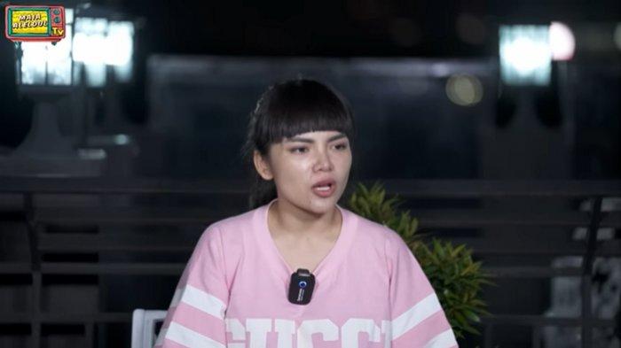 DINAS CANDY SELINGKUH - Dinar Candy saat menceritakan pengalamannya saat latihan boxing sebelum bertanding di atas ring tinju dengan Nikita Mirzani.