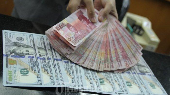Suasana penukaran uang di Kwitang, Senen, Jakarta Pusat, Kamis (23/7/2015). Dolar menguat dari rupiah dan menembus 14.000 Rupiah per-dolar.