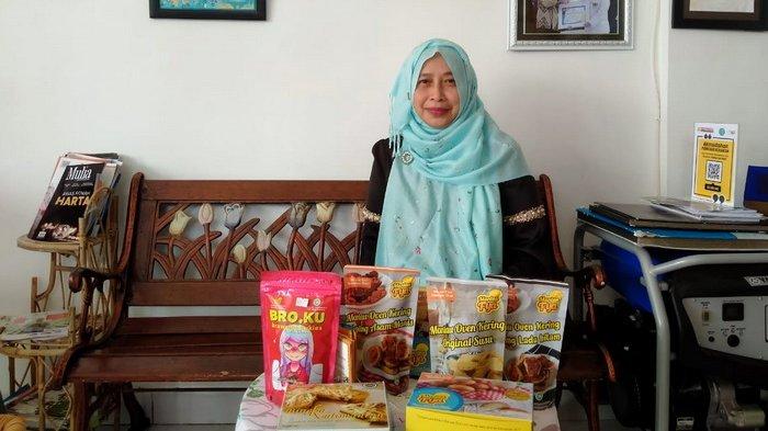 Erny Rufiaty bersama beberapa produk jualannya, termasuk Mantau Fya.