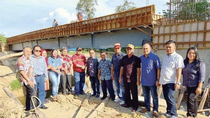 Bupati Kubar FX Yapan bersama sejumlah perangkat daerah di Kampung Intu Lingau, Kecamatan Nyuatan, Kutai Barat, Kalimantan Timur. 