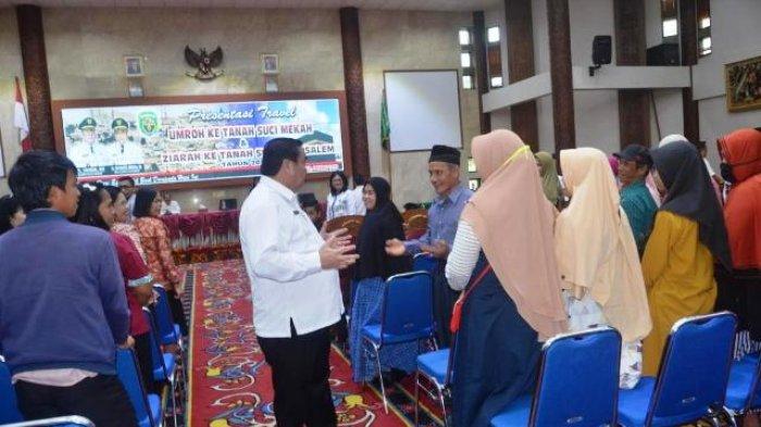 Bupati Kutai Barat FX Yapan hadir dalam presentasi pelaksanaan ibadah umrah ke Makah dan ziarah ke Yerusalem oleh sebuah biro travel di Sendawar, Rabu (4/3/2020).