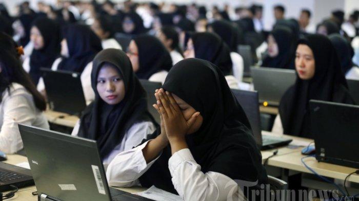 HASIL SKD CPNS - Peserta bersiap untuk mengikuti Seleksi Kompetensi Dasar (SKD) berbasis Computer Assisted Test (CAT) untuk Calon Pegawai Negeri Sipil (CPNS) di kantor Wali Kota Jakarta Selatan, Jakarta, Senin (17/2/2020). Badan Kepegawaian Daerah atau BKD DKI Jakarta mencatat pelamar CPNS DKI Jakarta pada 2019 sebanyak 50.528 pelamar, peserta yang lolos administrasi dan lolos tes SKD untuk mengisi 3.390 formasi CPNS yang disediakan Pemprov DKI Jakarta.