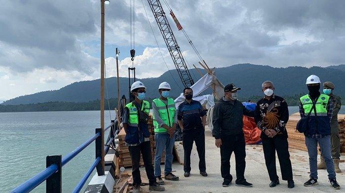 Wakil Bupati Berau, Gamalis saat meninjau progres pembangunan Dermaga Teluk Sulaiman  Berau di Kecamatan Biduk-biduk, Kamis (7/10/2021).