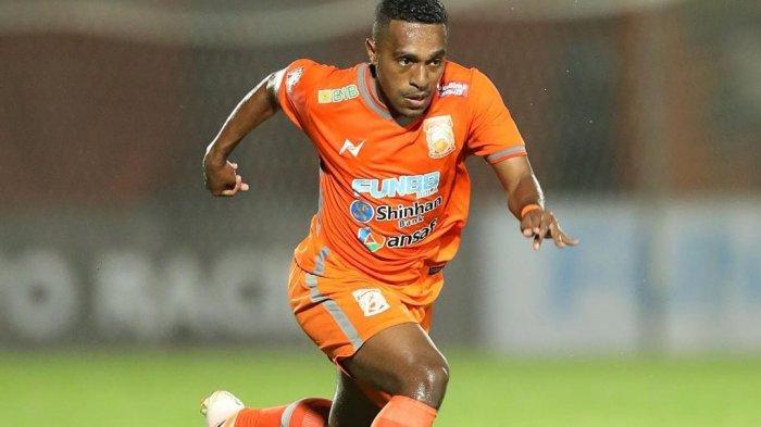 Aksi pemain Borneo FC Terens Puhiri, saat menggiring bola.