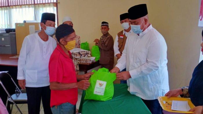 Bupati dan Baznas Kukar membagikan Paket Sembako untuk Mustahik dan Dhuafa, di Sekretariat Baznas Kukar Kompleks Masjid Agung, Tenggarong. Sabtu (9/5/2020) siang. 