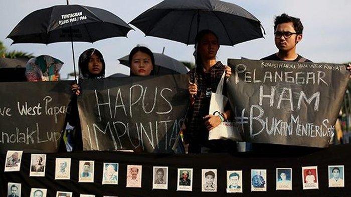Aktivis Jaringan Solidaritas Korban untuk Keadilan menggelar aksi Kamisan ke-453 di depan Istana Merdeka, Jalan Medan Merdeka Utara, Jakarta Pusat, Kamis (4/8/2016). Dalam aksi itu mereka menuntut pemerintah menyelesaikan kasus-kasus pelangaran hak asasi manusia di masa lalu dan mengkritisi pelantikan Wiranto sebagai Menko Polhukam karena dianggap bertanggung jawab atas sejumlah kasus pelanggaran HAM di Indonesia.