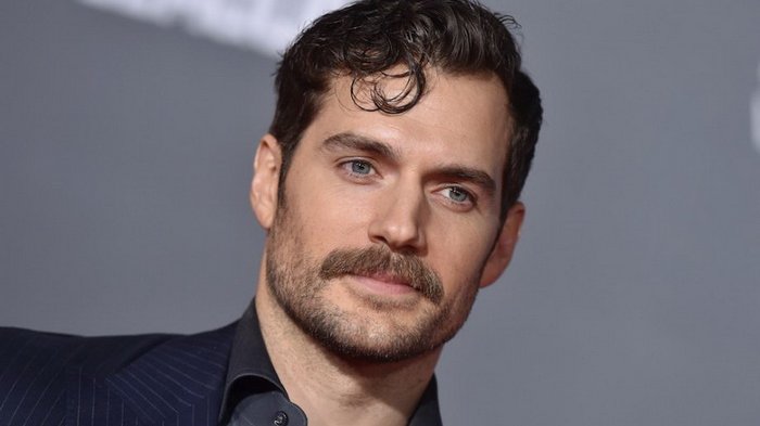 HENRY CAVILL - Henry Cavill konfirmasi dirinya dan pacarnya Natalie akan segera memiliki anak, hal tersebut ia klarifikasi saat Premiere film terbarunya.