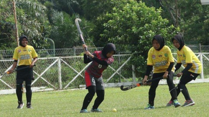 Atlet hockey outdoor junior saat tampil dalam Kejurprov Junior bulan April lalu di lapangan Hockey komplek GOR Sempaja Samarinda.