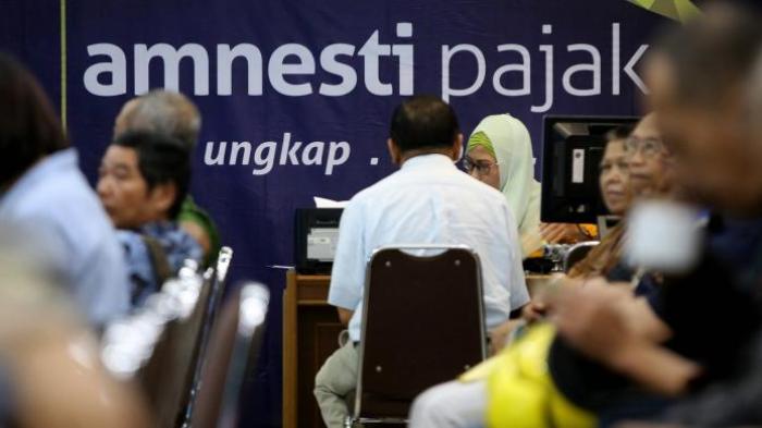 Petugas melayani warga yang mengikuti program pengampunan pajak (Tax Amnesty) di Kantor Pelayanan Pajak Pratama Kebayoran Lama, Jakarta Selatan, Jumat, 30/9/2016.