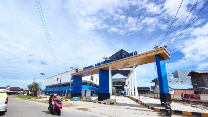 Ilustrasi langit cerah berawan di Jalan Bung Tomo, kawasan Terminal Samarinda Seberang, Kota Samarinda, Kalimantan Timur pada siang hari.