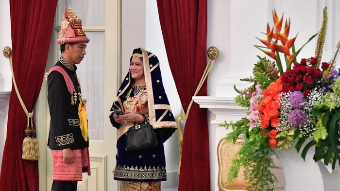 Jokowi dan Iriana Jokowi saat mengenakan baju adat Aceh dan Minangkabau menghadiri peringatan HUT ke-73 Kemerdekaan RI, Jumat (17/8/2018).