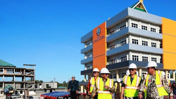 Gubernur Kaltara Irianto Lambrie meninjau gedung FKIP Universitas Borneo Tarakan yang diresmikan penggunannya, Jumat (28/2/2020). Sejumlah fasilitas gedung di Kampus UBT sempat mangkrak, namun tahap demi tahap mulai dilanjutkan dan difungsikan seperti gedung FKIP berlantai lima.
