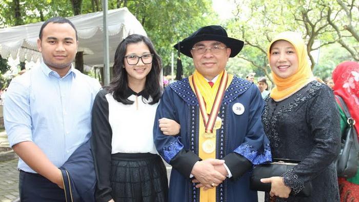 Isran Noor bersama keluarga, Hj Nor Baiti (istri), Muhammad Rahman Isran dan Siti Rahmawati Isran (anak), usai diwisuda di Universitas Padjajaran Bandung, Selasa (3/2/2015).