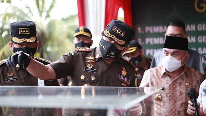 GROUNDBREAKING - Gubernur Kaltim H Isran Noor mendampingi Jaksa Agung ST Burhanuddin meresmikan pembangunan gedung Kejaksaan Tinggi Kaltim, Kejaksaan Negeri Kota Samarinda dan pembangunan sarana dan prasarana pendukung Kejaksaan Negeri Penajam Paser Utara, Jumat lalu.