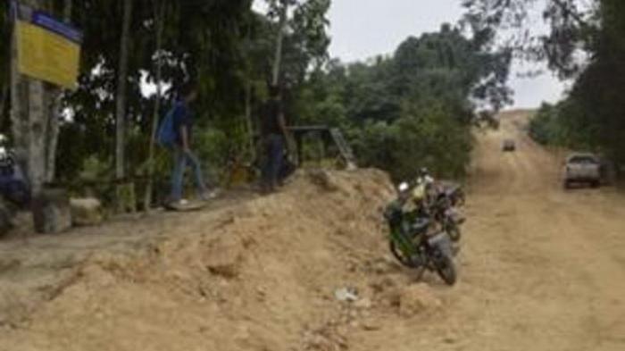 Jalur darat RT 19 Desa Loa Kumbar, Kecamatan Sungai Kunjang baru dibuka dan sudah bisa dilalui kendaraan roda 2 dan roda 4 pada Oktober 2014 lalu.