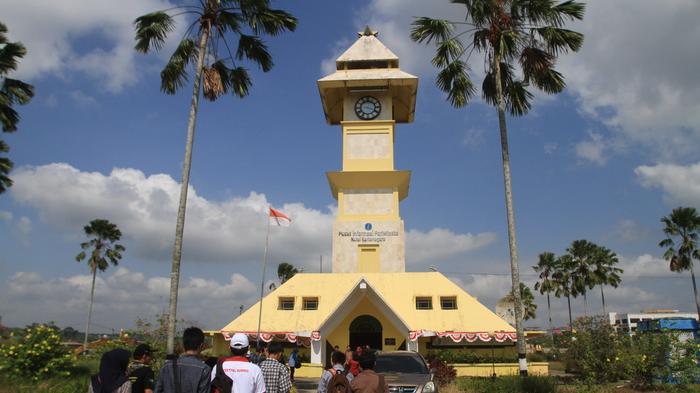 Bangunan Jam Bentong yang terdapat di Tenggarong, Kutai Kartanegara, merupakan pusat informasi pariwisata Kukar. Jam bentong merupakan jam besar danmenjadi salah satu objek pariwisata