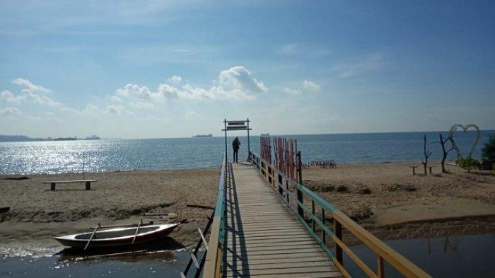 Jembatan ini merupakan penghubung dari tempat parkir menuju bibir pantai. Di jembatan ini pula, kalian akan langsung disuguhi pemandangan pantai di Teluk Balikpapan.
