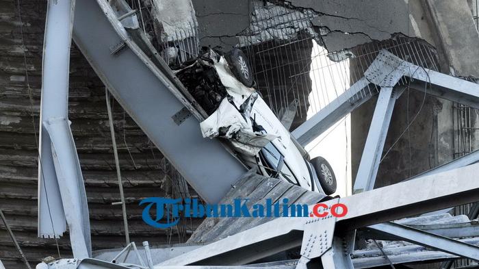 Jembatan Kutai Kartanegara (lama) yang membentang di atas Sungai Mahakam, Tenggarong, Kukar, Kaltim, ambruk ke Sungai pada tanggal 26 November 2011 pukul 16.20 Wita. Puluhan kendaraan bermotor ikut tenggelam, dan mengakibatkan 24 orang tewas dan puluhan luka-luka. (Tribun Kaltim/Dwi Ardianto)