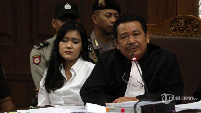 JESSICA WONGSO BEBAS - Terdakwa Jessica Kumala Wongso (kiri) mendengarkan keterangan saksi dalam sidang lanjutan kasus kematian Wayan Mirna Salihin di Pengadilan Negeri Jakarta Pusat, Jakarta, Rabu (3/8/2016). 